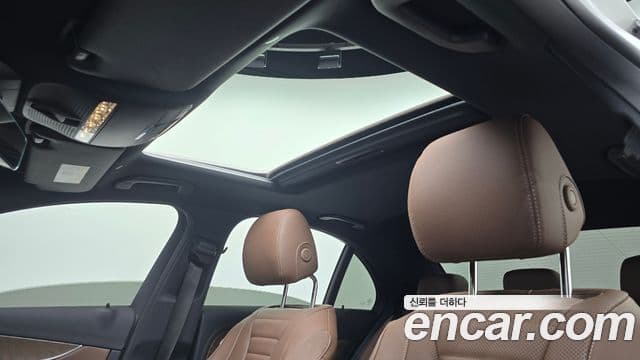 Mercedes-Benz E-Class 2022 — ფოტო 19/20