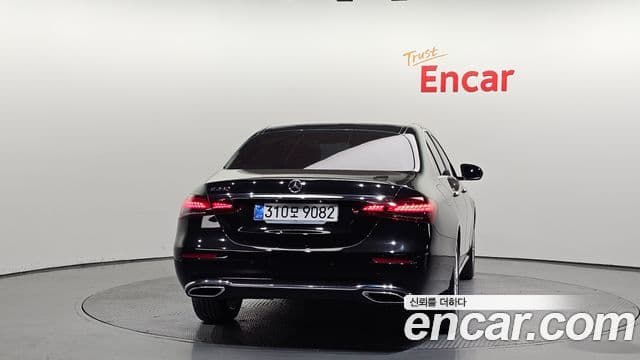 Mercedes-Benz E-Class 2022 — ფოტო 4/20