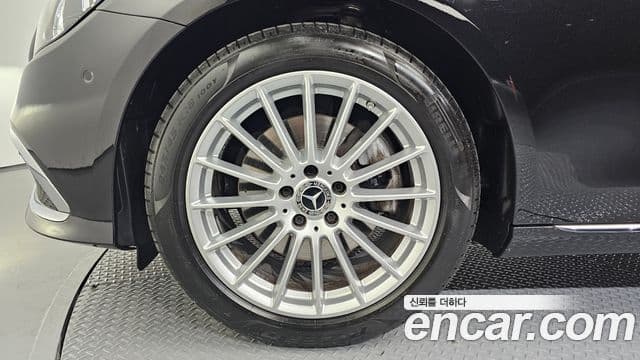 Mercedes-Benz E-Class 2022 — ფოტო 5/20