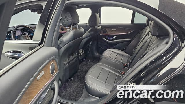 Mercedes-Benz E-Class 2022 — ფოტო 11/20