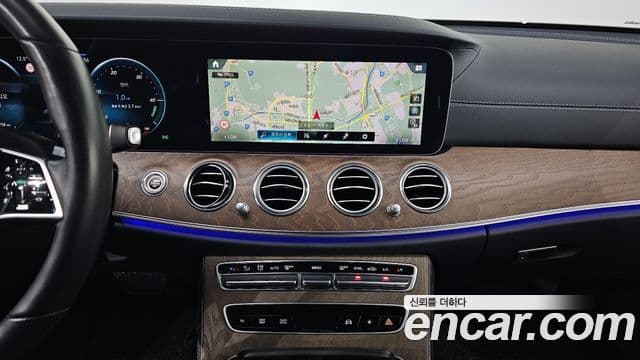 Mercedes-Benz E-Class 2022 — ფოტო 14/20