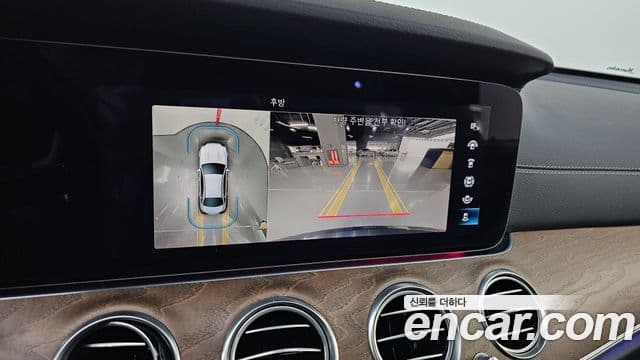Mercedes-Benz E-Class 2022 — ფოტო 15/20