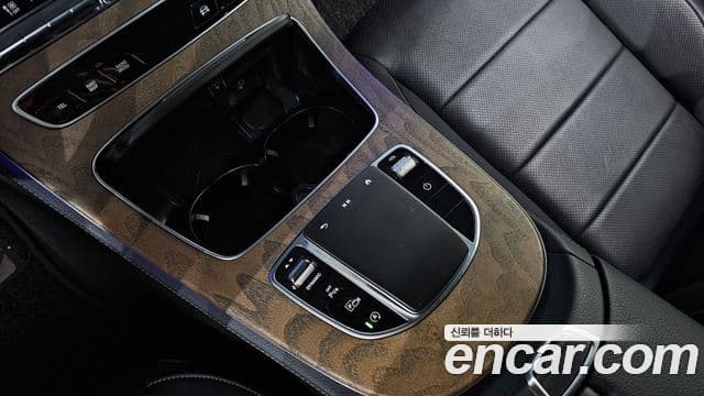Mercedes-Benz E-Class 2022 — ფოტო 17/20