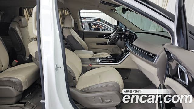 Kia Carnival 2021 — фото 11 из 20