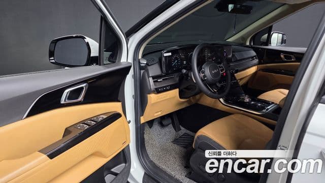 Kia Carnival 2023 — фото 10 из 20