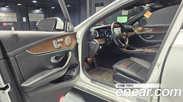 Mercedes-Benz E-Class 2020 — ფოტო 11/20