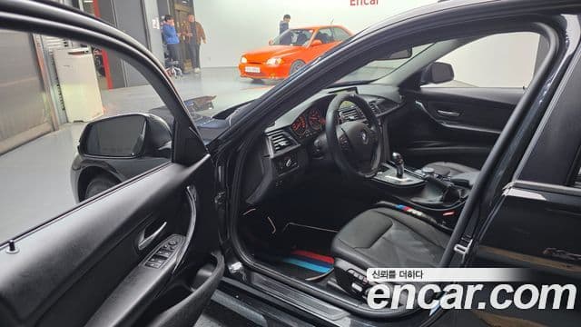 BMW 3 Series 2018 — ფოტო 16/20