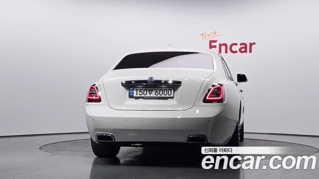 Rolls-Royce Ghost 2021 — ფოტო 4/20