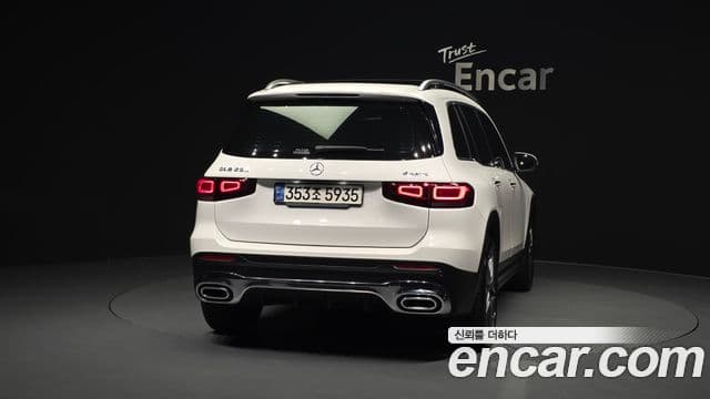 Mercedes-Benz GLB-Class 2022 — фото 4 из 20