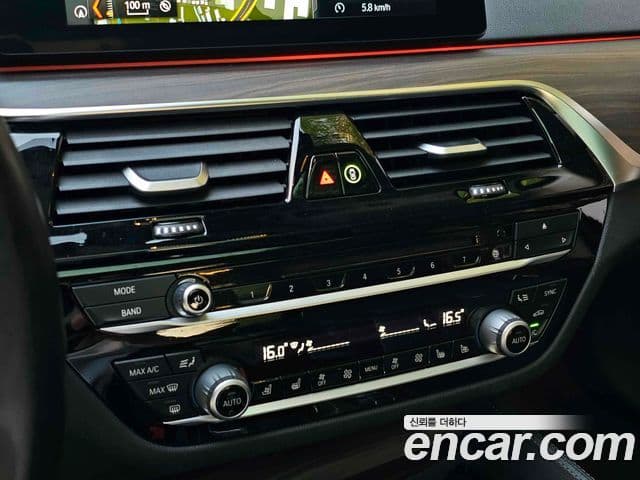 BMW 5 Series 2018 — фото 14 из 20