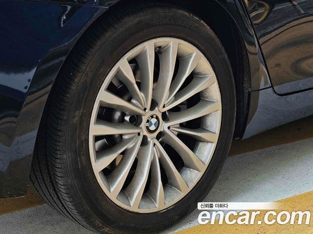 BMW 5 Series 2018 — ფოტო 18/20