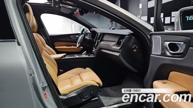 Volvo XC60 2022 — Şəkil 8/20