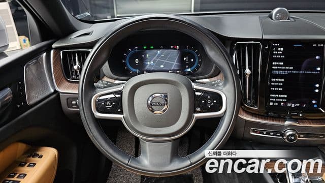 Volvo XC60 2022 — фото 13 из 20
