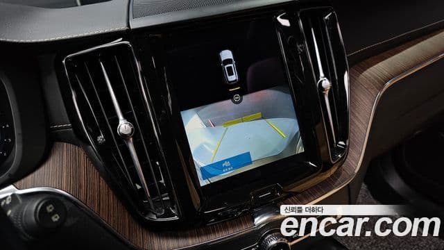 Volvo XC60 2022 — фото 16 из 20