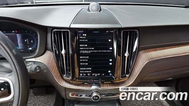 Volvo XC60 2022 — фото 18 из 20