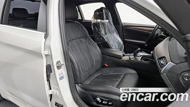 BMW 5 Series 2018 — фото 10 из 20