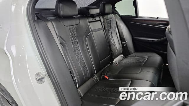 BMW 5 Series 2018 — Şəkil 12/20