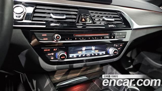 BMW 5 Series 2018 — Şəkil 16/20