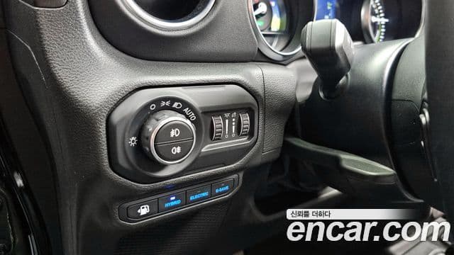 Jeep Wrangler 2022 — ფოტო 17/20