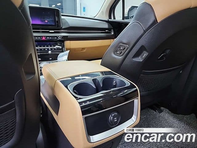 Kia Carnival 2021 — фото 13 из 20