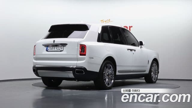 Rolls-Royce Cullinan 2023 — ფოტო 2/20