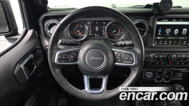 Jeep Wrangler 2021 — ფოტო 19/20