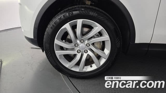 Land Rover Discovery 5 2019 — ფოტო 17/20
