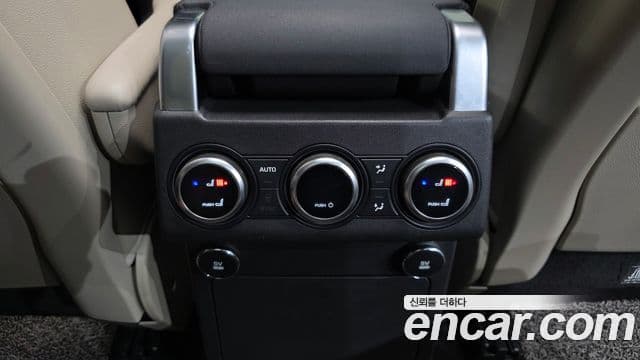 Land Rover Discovery 5 2019 — ფოტო 14/20