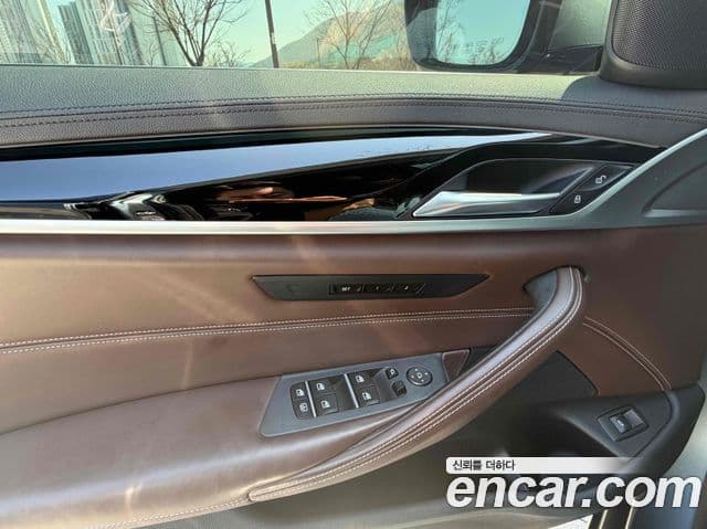 BMW 5 Series 2019 — фото 14 из 20