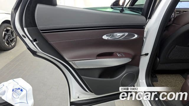 Genesis GV70 2022 — ფოტო 21/33