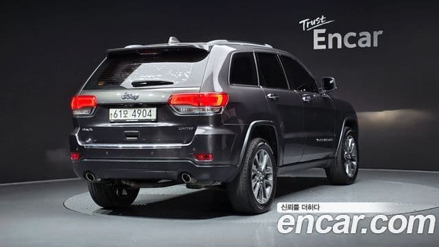 Jeep Grand Cherokee 2018 — ფოტო 19/20