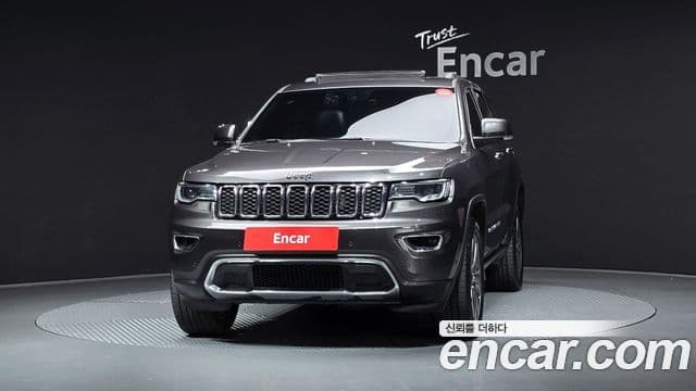 Jeep Grand Cherokee 2018 — ფოტო 13/20