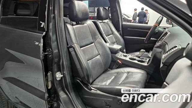 Jeep Grand Cherokee 2018 — ფოტო 17/20