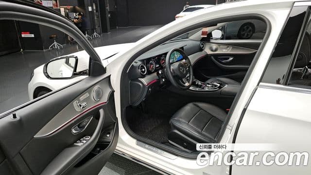 Mercedes-Benz E-Class 2018 — Фото 10/20