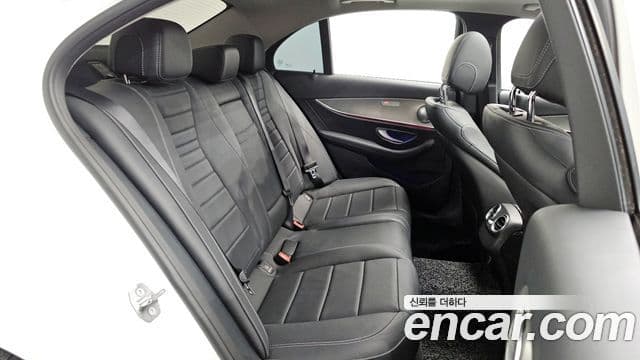 Mercedes-Benz E-Class 2018 — Фото 11/20
