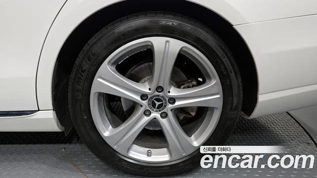 Mercedes-Benz E-Class 2018 — Photo 6/30