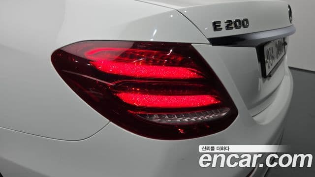 Mercedes-Benz E-Class 2018 — Photo 7/30