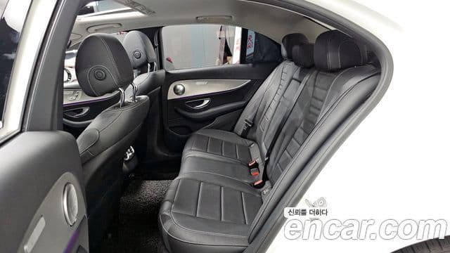 Mercedes-Benz E-Class 2018 — Photo 9/30