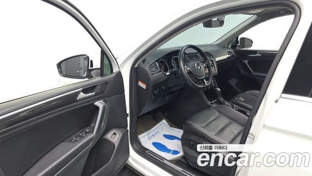 Volkswagen Tiguan 2020 — ფოტო 8/20