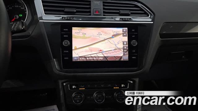 Volkswagen Tiguan 2020 — ფოტო 14/20