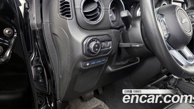 Jeep Wrangler 2021 — Фото 17/20