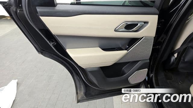 Land Rover Range Rover Velar 2018 — Photo 12/33