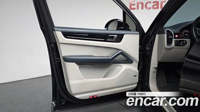 Porsche Cayenne 2021 — Photo 18/32
