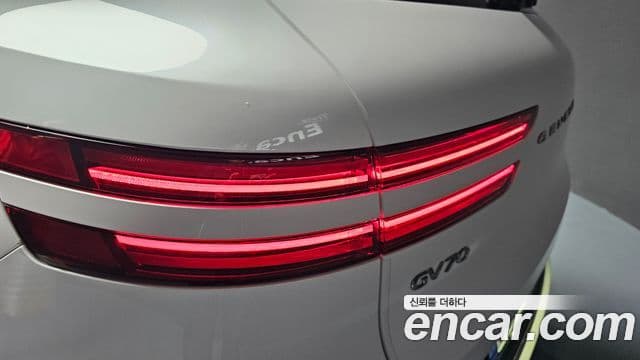 Genesis GV70 2021 — ფოტო 8/30