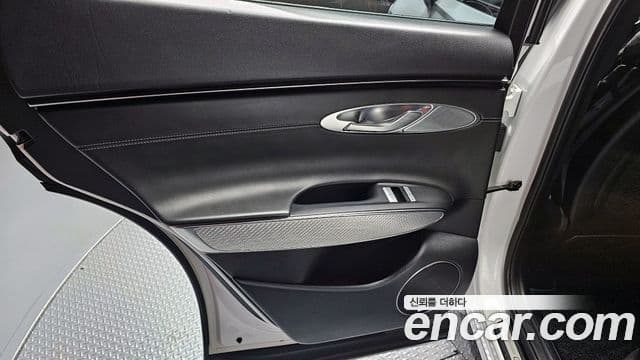 Genesis GV70 2021 — ფოტო 28/30