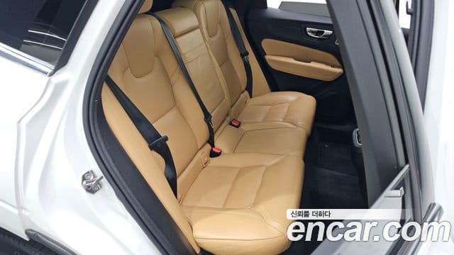 Volvo XC60 2022 — Photo 10/20
