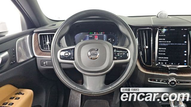 Volvo XC60 2022 — Photo 15/20