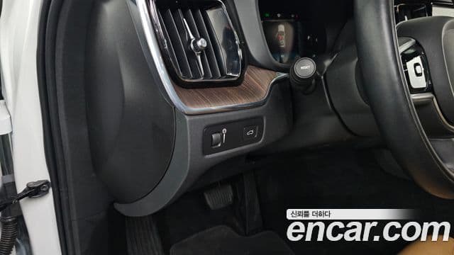 Volvo XC60 2022 — Photo 18/20