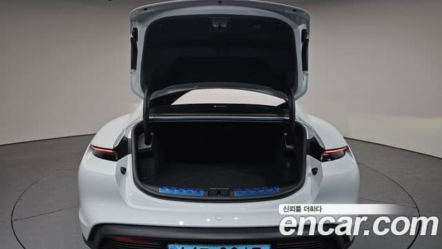 Porsche Taycan 2021 — Photo 3/34