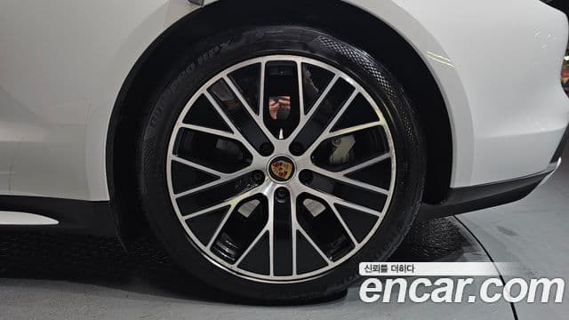 Porsche Taycan 2021 — Photo 15/34